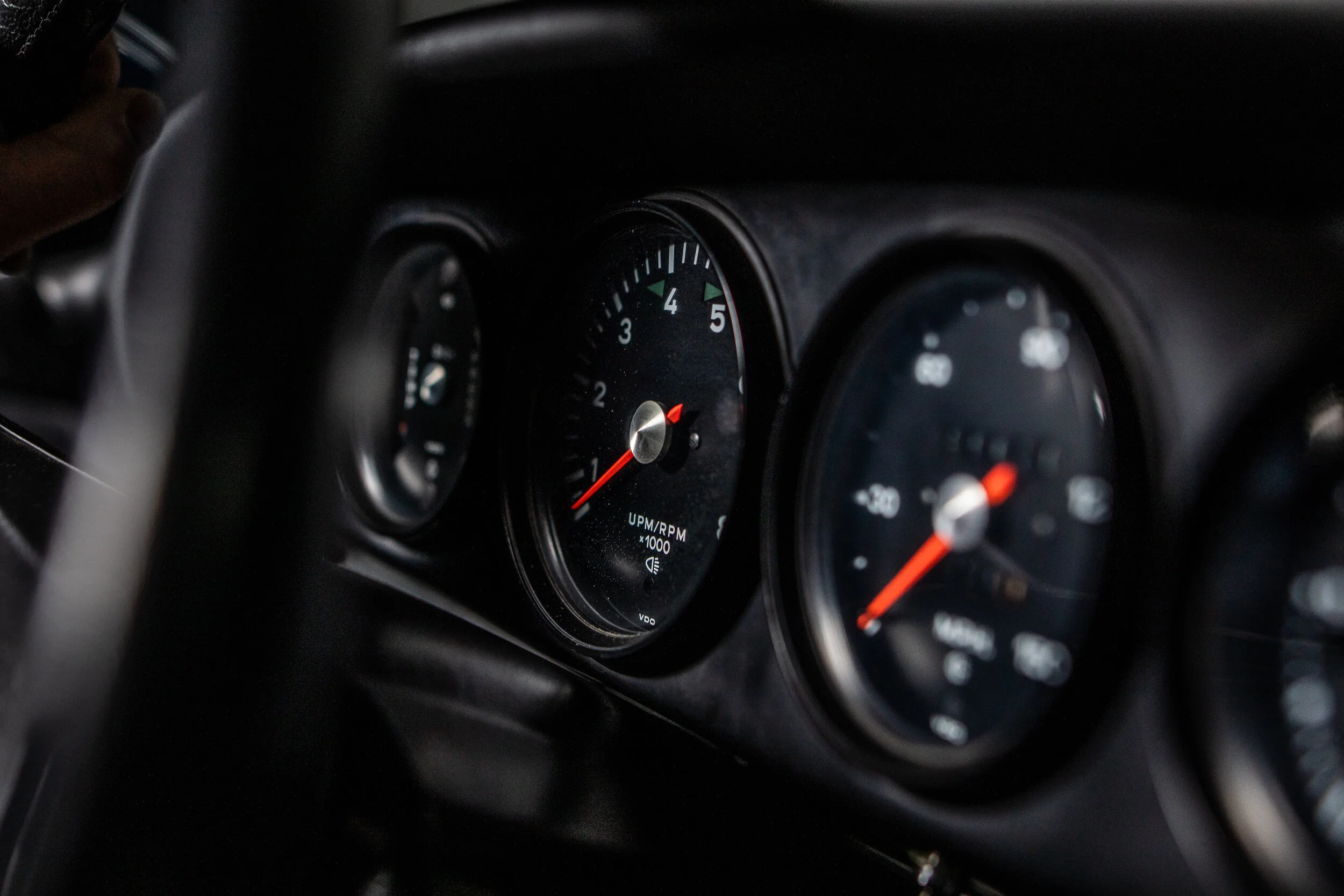 Rundinstrumente eines klassischen Porsche 911
